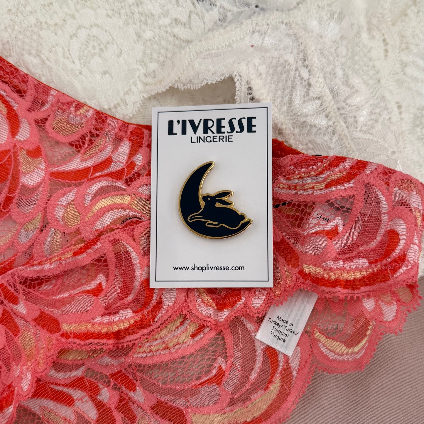 L'ivresse Pin - Profits to charity
